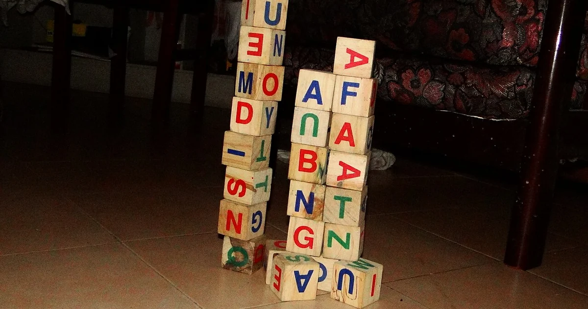 Bloques de letras usados para aprendizaje infantil.